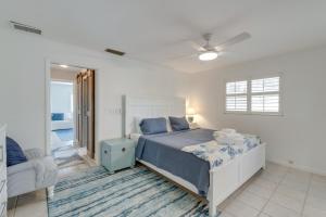 萨拉索塔Sarasota Home with Pool 4 Mi to Siesta Key Beach!的卧室里有一张床和一把椅子 更多29张照片
