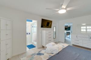 Sarasota Home with Pool 4 Mi to Siesta Key Beach!的电视和/或娱乐中心
