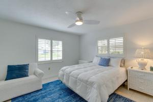 Sarasota Home with Pool 4 Mi to Siesta Key Beach!客房内的一张或多张床位