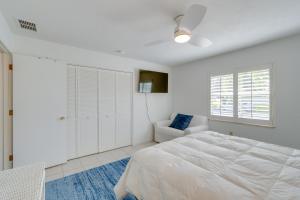Sarasota Home with Pool 4 Mi to Siesta Key Beach!客房内的一张或多张床位