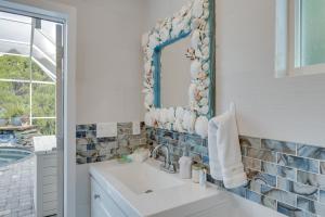 Sarasota Home with Pool 4 Mi to Siesta Key Beach!的一间浴室