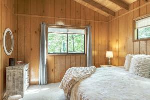 ein Schlafzimmer mit einem großen Bett und einem Fenster in der Unterkunft Lakeview Hideaway by Sarah Bernard Chalets, with Firepit and Private Dock on a Quiet Lake in Innsbrook
