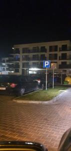 parking z znakiem parkingowym przed budynkiem w obiekcie Pokoje pracownicze 2 sypialnie w Tomaszowie Mazowieckim