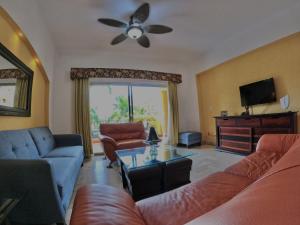 sala de estar con sofá y ventilador de techo en Oceanview Condo Vela Vallarta condo en Puerto Vallarta