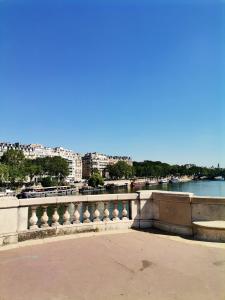 a bridge over a river with buildings in the background at Appartement d'une chambre avec wifi a ParisEL in Paris