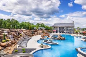 einen Pool in einem Resort mit einem Wasserpark in der Unterkunft Luxury Lakefront Lodge 3 - FREE HUGE Pool/Hot Tub - FREE MINI GOLF in Kimberling City