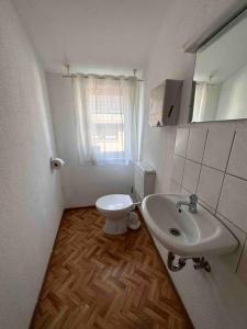 Baño pequeño con aseo y lavamanos en 220qm2*10 Einzelzimmer*2Bäder*2WCs*Monteurzimmer Ludwigsburg Heilbronn Backnang, en Oberstenfeld