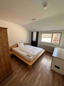 Ein Bett oder Betten in einem Zimmer der Unterkunft 220qm2*10 Einzelzimmer*2Bäder*2WCs*Monteurzimmer Ludwigsburg Heilbronn Backnang