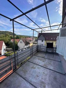 un balcón vacío con vistas a una casa en 220qm2*10 Einzelzimmer*2Bäder*2WCs*Monteurzimmer Ludwigsburg Heilbronn Backnang, en Oberstenfeld