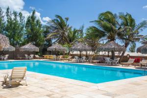 A piscina localizada em Villa del Mar Praia Hotel ou nos arredores