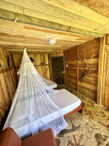 a bedroom with a bed in a wooden cabin at Huaca Huaca Hostel in Mocoa