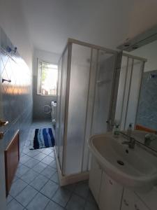 La salle de bains est pourvue d'une douche et d'un lavabo. dans l'établissement Casa cuticchia, à Castel di Tusa