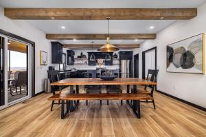 ein Esszimmer mit einem Holztisch und Stühlen in der Unterkunft Luxury 7BED Lakefront Lodge 4- FREE Resort Amenities-Pool/Hot Tubs - PERFECT FOR LARGE FAMILY in Kimberling City