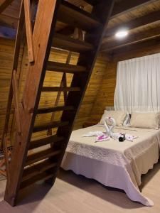 een slaapkamer met een bed in een houten hut bij Solita beach bungalow - kite spot in Macau