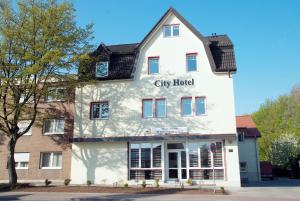 a white building with the city hotel written on it at Cityhotel Ahlen Garni in Ahlen