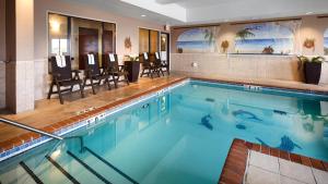 een zwembad in een hotelkamer met een restaurant bij Best Western PLUS Memorial Inn in Oklahoma City