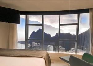 um quarto com uma grande janela com vista para a montanha em Hotel Nacional Rio de Janeiro no Rio de Janeiro