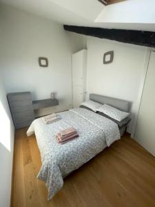 トリノにあるAi piedi della Moleのベッドルーム1室(ベッド2台付)