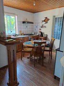 uma cozinha com mesa e cadeiras num quarto em Le Chalet Kréol em Saint-Joseph