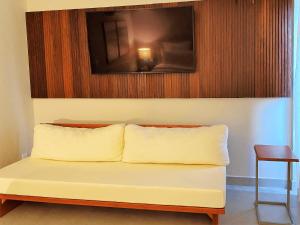 uma cama num quarto com uma fotografia na parede em Flat Île de Pipa Varanda - By Almare em Pipa