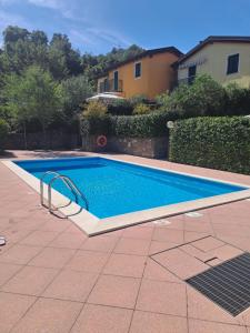 uma piscina num quintal ao lado de uma casa em La casa di MoRo em Borghetto di Vara