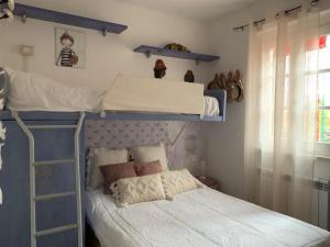 1 dormitorio con 2 literas en una habitación en La casa di MoRo, en Borghetto di Vara