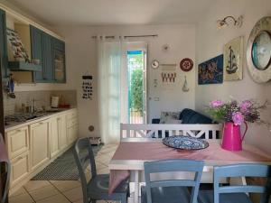 uma cozinha com uma mesa com um vaso de flores em La casa di MoRo em Borghetto di Vara
