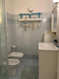 uma casa de banho com um WC e um lavatório em La casa di MoRo em Borghetto di Vara