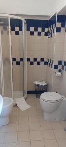 La salle de bains est pourvue d'une douche et de toilettes. dans l'établissement Oryza Casa di Ringhiera, à Desana