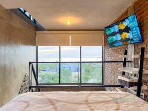 1 dormitorio con cama y ventana grande en Amazing 1br loft at La Ventana pool and Best views!, en El Sargento