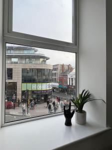 ein Fenster mit Blick auf eine Stadtstraße in der Unterkunft Stylish Central Studio Apartment Modern Luxury in Brighton & Hove