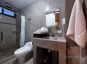 y baño con lavabo, aseo y espejo. en Amazing 1br loft at La Ventana pool and Best views!, en El Sargento