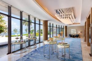 三亜市にあるJW Marriott Hotel Sanya Dadonghai Bayのホテルのロビーにはデザートを用意しています。