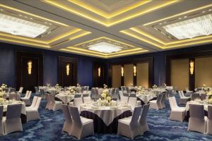 三亜市にあるJW Marriott Hotel Sanya Dadonghai Bayの白いテーブルと椅子、天井のある宴会場 +193枚の写真