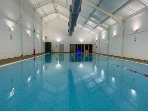 a large swimming pool with a swimming pool at Lakeside Retreat, The Bay Filey, 2 bedrooms with ensuites, parking with EV charger in Filey