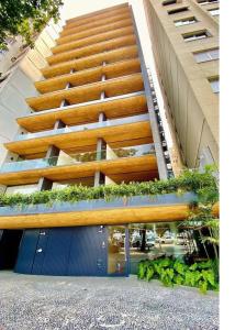 un edificio con una escalera con plantas. en Flat Av. Atlantica em frente ao mar, estrutura total, en Río de Janeiro