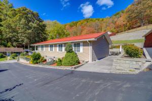 une maison avec une allée en face de celle-ci dans l'établissement Laptop-Friendly Appalachian Mountain Retreat!, à Norton