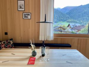 紹珀瑙的住宿－Appartement Holderstauden，一张桌子,上面有台灯和两杯酒杯
