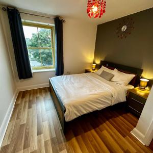 Un dormitorio con una cama grande y una ventana en Two Bedroom Flat Town Centre Colchester, en Colchester