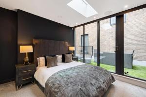 Un pat sau paturi într-o cameră la Battersea Luxury Apartment, Private, Independent Entrance, Central