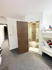 a room with two bunk beds and a closet at 205 Earls Court Rooms in London
