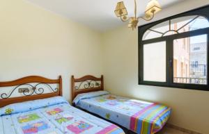 - une chambre avec 2 lits et une fenêtre dans l'établissement CASA MARIÑO, à Portosín