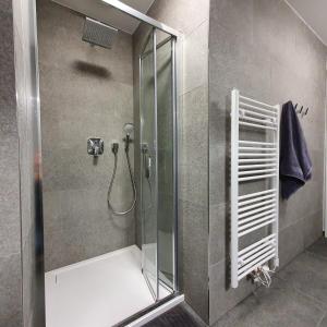 W łazience znajduje się prysznic ze szklanymi drzwiami. w obiekcie Apartmán U nás na Dolní Moravě w mieście Dolní Morava