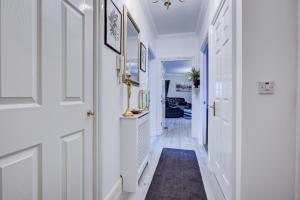 Modern 2-Bedroom - 2 Bathroom Apartment in Waltham Abbey-Gated Car Park-Fast Internet
