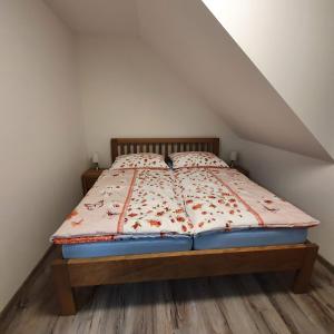 1 dormitorio con 1 cama en una habitación en Apartmán U nás na Dolní Moravě, en Dolní Morava