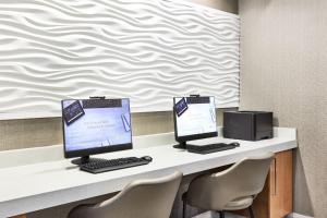 TV a/nebo společenská místnost v ubytování SpringHill Suites Phoenix Tempe Airport