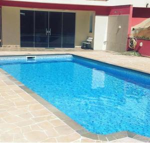 a large blue swimming pool in front of a building at casa donna zilda in Extrema