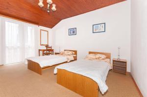 een slaapkamer met 2 bedden en een houten plafond bij Apartment Miho in Dubrovnik