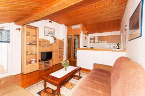 een woonkamer met een bank en een tafel bij Apartment Miho in Dubrovnik