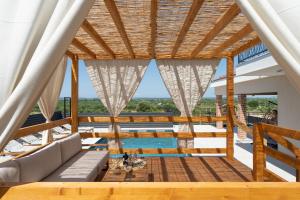 een uitzicht vanuit de woonkamer van een huis met een zwembad bij Villa A Lauda in Vrana